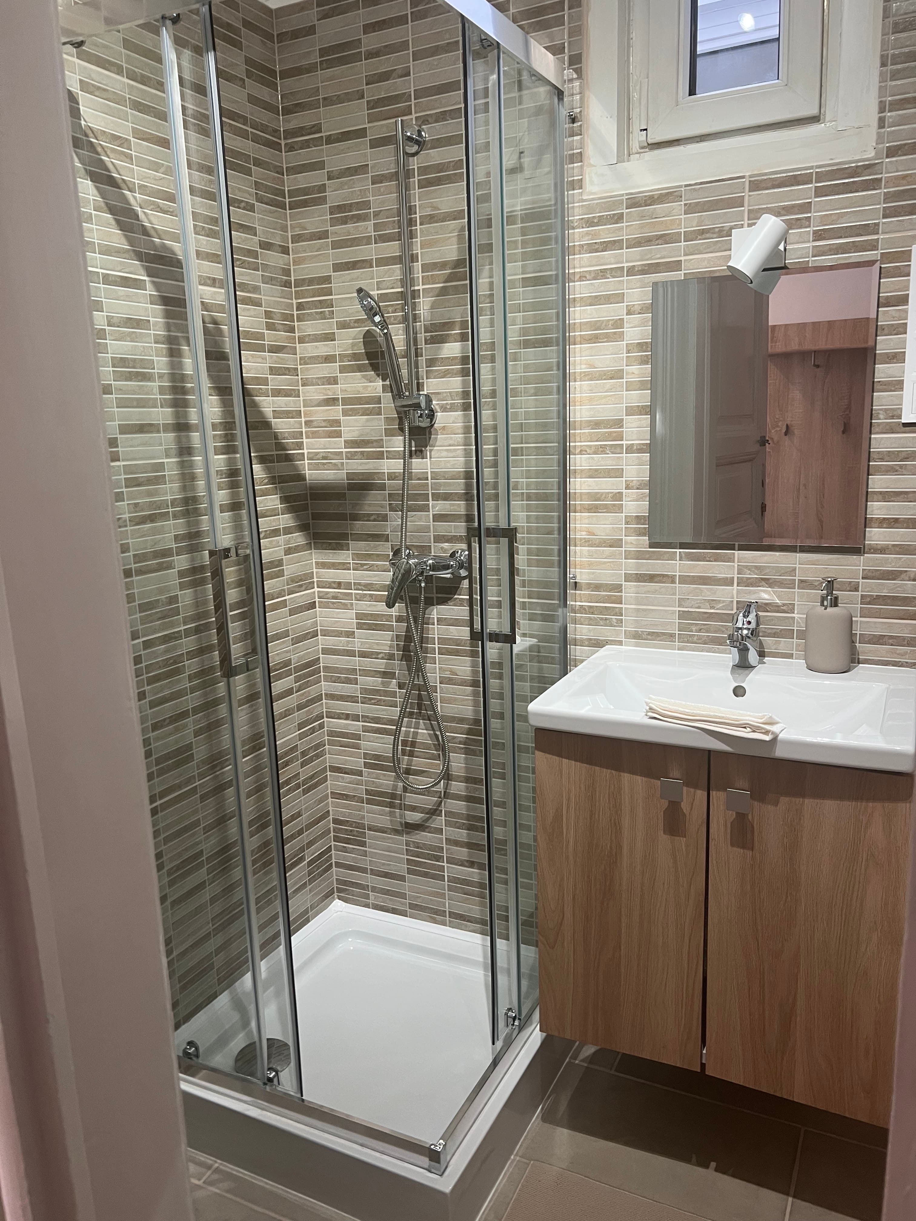 Small bathroom with sink