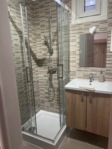 Small bathroom with sink